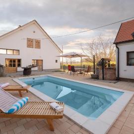 Pet Friendly Home In Martinska Ves, hotel in Lijeva Martinska Ves