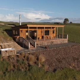Sunsets, outdoor bath, mountain views, fire pit, hotelli kohteessa Marotiri