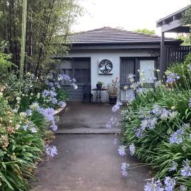 Agapantha Cottage, Country in the City, one bedroom, original art works, hotel in Hawker