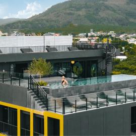 Blu Monkey Hub and Hotel Laguna, Bangtao Phuket, hotelli kohteessa Bang Tao Beach