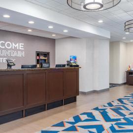 Hampton Inn and Suites Parkersburg Downtown, хотел в Паркърсбърг