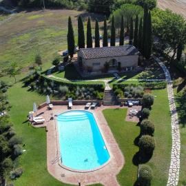 Podere delle Querce Dimora romantica con piscina immersa nello splendido paesaggio toscano delle Crete Senesi: Asciano'da bir otel