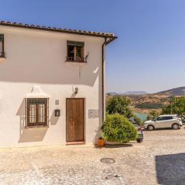 2 Bedroom Luxurious Home In Zahara De La Sierra, hotel in Zahara de la Sierra