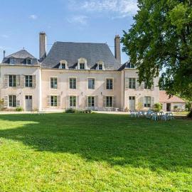 7 Bedroom Lovely Home In Marmagne, hotel in Marmagne