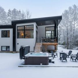 Spa & Adventure - Chalet Valikas โรงแรมในWeedon-Centre