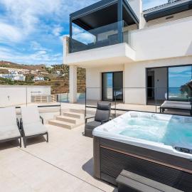 Luxury Villa with Private Pool and Hot Tub - access to gym, sauna & wellness centre