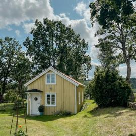 Renovated Cottage By Lake Rydbos, hotel a Alingsås