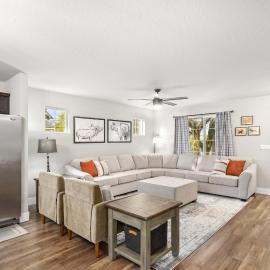 Hot Tub, Sleeps 12, Well-Stocked Kitchen, Central Location, Modern Home
