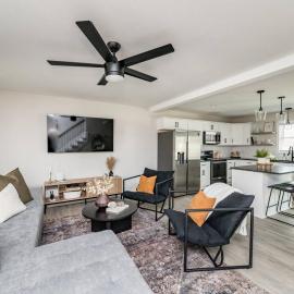 The Madison - 5 Minutes to Downtown, Firepit and Deck!, hotel in Madison Heights