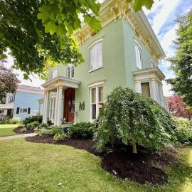 Gardenia Suite - The Belvedere Inn, hotel in Oswego