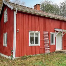 2 Bedroom Nice Home In Stavsjö, hotel in Jönåker