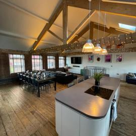 The Loft - 4 Bedroom Apartment with Hot Tub، فندق في شيفيلد