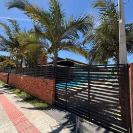 Cantinho das Palmeiras Linda casa c piscina, p 12 pessoas, sossego, hotel em Itapoá
