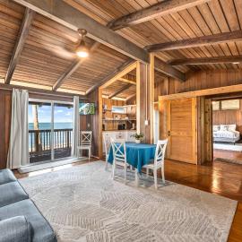 Beach Front Escape with Private Deck & Beach Access, Pet Friendly, hotel in Englewood