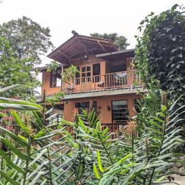 Casa Mandarina-Lush riverside cloud forest home- walk to town, hôtel à Mindo