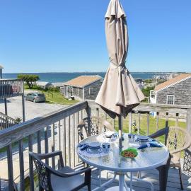 12217 - Beautiful Views of Cape Cod Bay Access to Private Beach Easy Access to P-Town, hotel a Truro