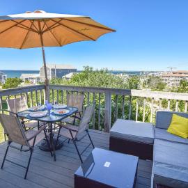 12218 - Beautiful Views of Cape Cod Bay Access to Private Beach Easy Access to P-Town, hotel a Truro