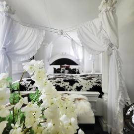 WHITE WOLF FARMHOUSE Retreat, hotel in Reidsville