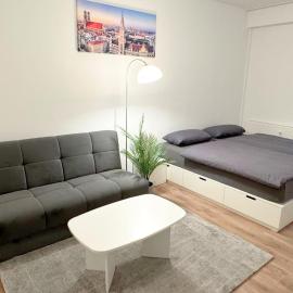 Modern, quiet apartment right by S-Bahn - close to Munich & airport, hotel in Unterschleißheim