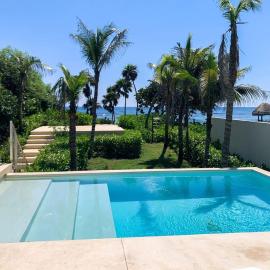 Chic Beachfront Condo Ocean View Rooftop Pools, hotell sihtkohas Akumal
