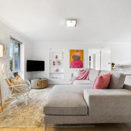 Cora Coastal Retreat - Boho Bliss by the Beach, hotel in Hayborough