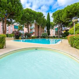 NEW Splash Lusso Con Piscine a 2 Passi Dal Mare: Loano'da bir otel