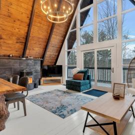 Mountain Edge A-frame, hotel in Rochester