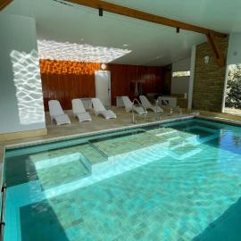 Las Nubes Piscina interior y exterior, hotel i El Bolsón