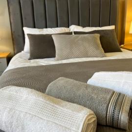 Spacious Duplex Apartment in Greater Manchester - Fast Wifi - Kingsize Bed, hotell i Oldham