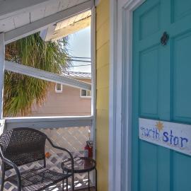 1BR 1BA NorthStar Bungalow. Just Steps to the beach and the bay., khách sạn ở St Pete Beach