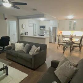 Luxurious Two Bedroom Apartment, hotel v destinácii Burlington