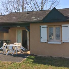 Chalet avec terrasse pour 4 personnes à Oloron-Sainte-Marie - API-1-52-954, hotel in Oloron-Sainte-Marie