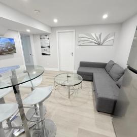 Modern and Cozy Basement Suite,2 Bedrooms with Kitchen ,Parking and Separate Entrance, hotel in Milton