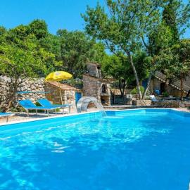 Losinj haus with pool, hotel in Veli Lošinj