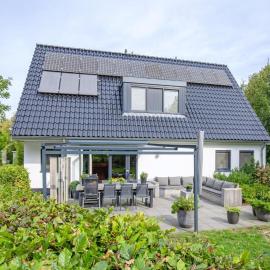 Lovely villa on the edge of the forest, hotel in Den Burg