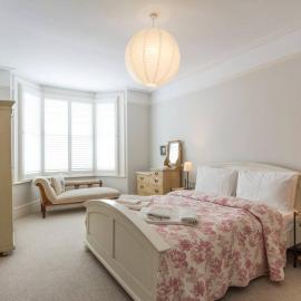 Spacious Seafront 3 Bed, 3 Bath Apartment Step Free Layout Free Parking, hotel di Deal