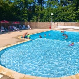 ZEcamping 4 familial animaux acceptés avec piscine et soirées animées, hotel in Lons-le-Saunier