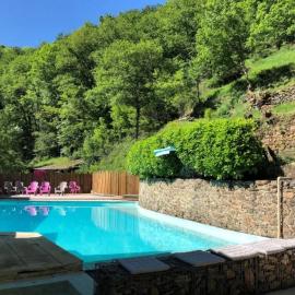 ZEcamping 3 étoiles avec piscine bar et restaurant en bord de ruisseau, hotel em Belguiral