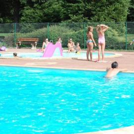 Chalet 3 étoiles - Piscine - ccbbgcc、Sauxillangesのホテル