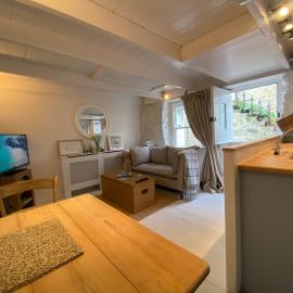 SEA-AH-NA SIDE COTTAGE - Steps from the Beach Grade II Listed Refurbished Romantic Getaway, hotel in St Ives