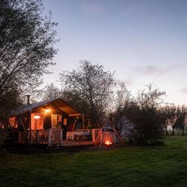 Smûk Thuskes vlakbij het water in Friesland natuur, ontspanning,houtkachel – hotel w mieście Echtenerbrug