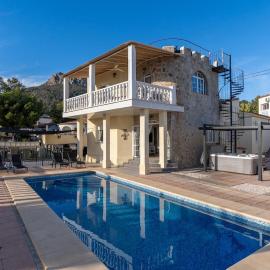 Villa 200m from the beach, jacuzzi, swimming pool, BBQ