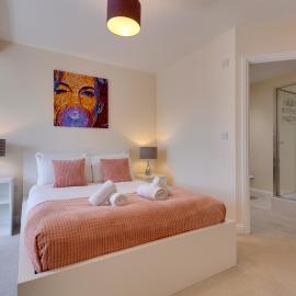 Modern House with Free Parking & Superfast WiFi