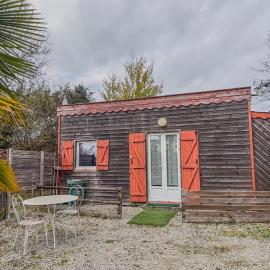Petit Chalet idéal à la campagne avec parking, hótel í Auguaise