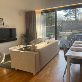 Enastående modernt parhus nära Stockholm City, hotel in Stockholm