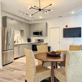 Brand New Condo with Balcony Washer Dryer 542Blvd, hótel í Atlanta