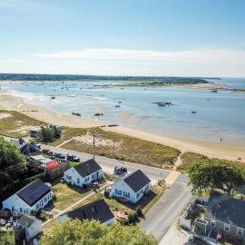 Across from Mayo Beach walk to downtown, hotell i Wellfleet