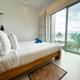 Ocean Point Beachfront 3-Bedroom Suites by LOV Mauritius, hotelli kohteessa Pointe aux Piments