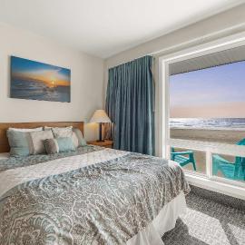 Pool and Hot Tub Ground Floor Studio - Oceanfront - Full Kitchen - Patio, hotel u gradu 'Lincoln City'