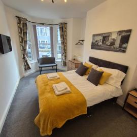 Lovely refurbished apartments, Morecambe Promenade, hotel u gradu Morkem